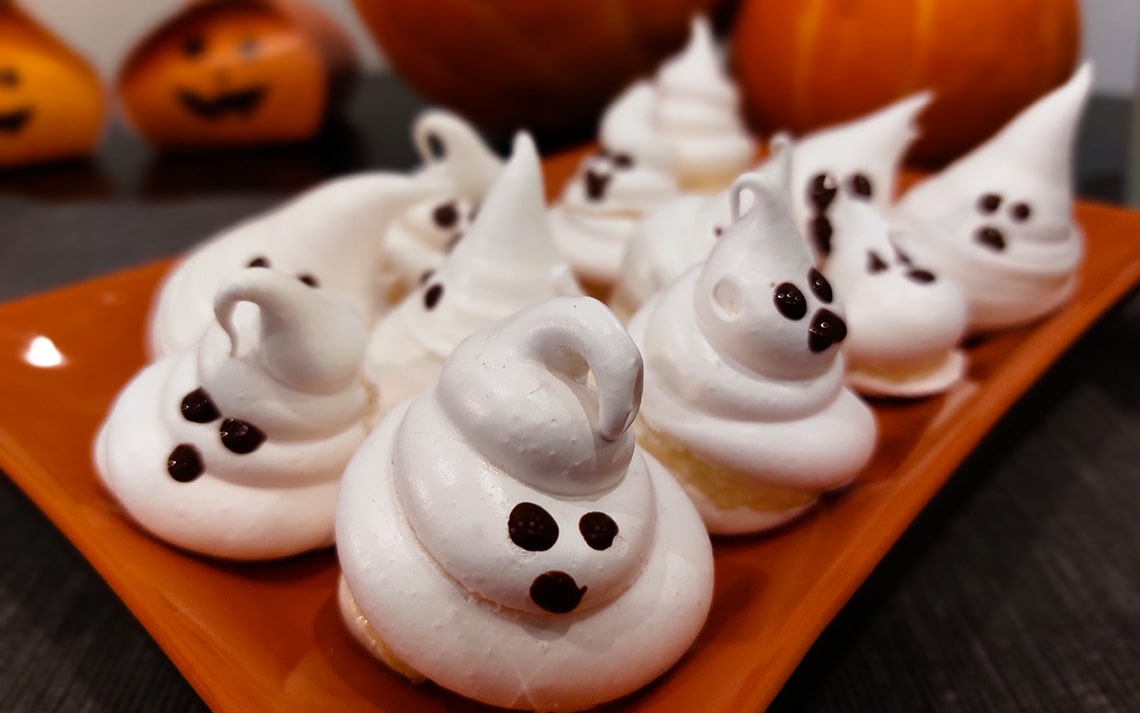 Блюдо на Хэллоуин фото безешки-привидения