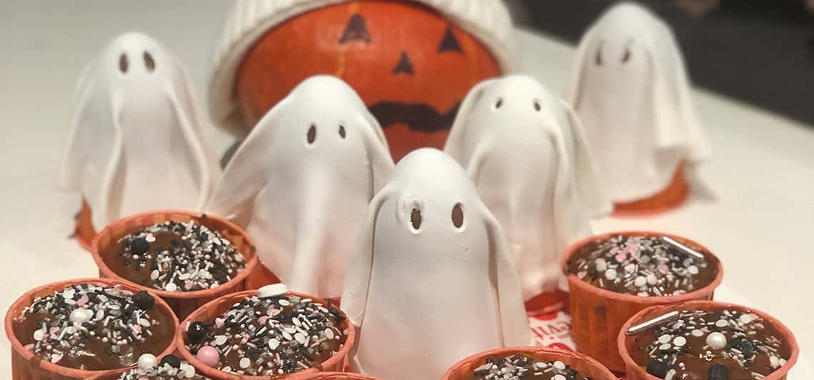 Привидения из шоколадных яиц для стола на Хэллоуин